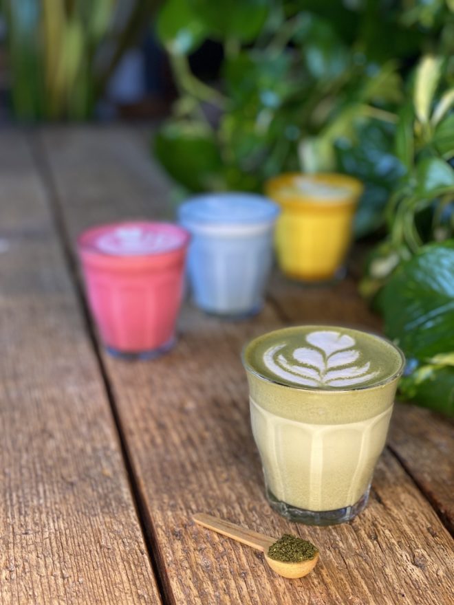 Wunderblume - Grüne Colored Latte - Matcha - Reishi - Chlorella - Foto - The Greens Berlin